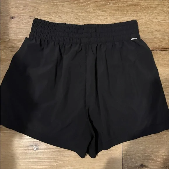 Vuori Villa Shorts High-Rise Relaxed Fit with 3” Inseam in Black - Picture 7 of 10